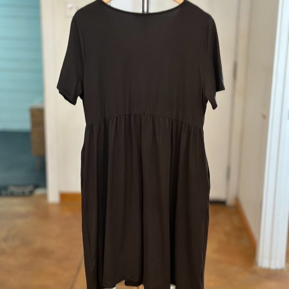 Short Sleeve Surplice Black Dress with Empire Waiste and Pockets Plus - Picture 4 of 5